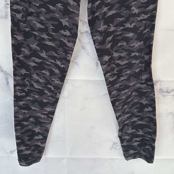 ATHLETA Salutation Stash Pocket Printed 7/8 Tights Leggings Size Medium - Picture 6 of 13
